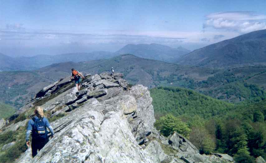 Cresta del Argibel bajo la cual (a la derecha) est� Arrikulunka.