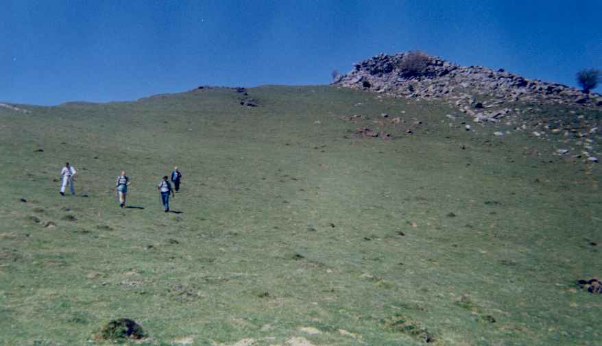 Bajando de la cumbre de Albako Harria hacia Arrikulunka