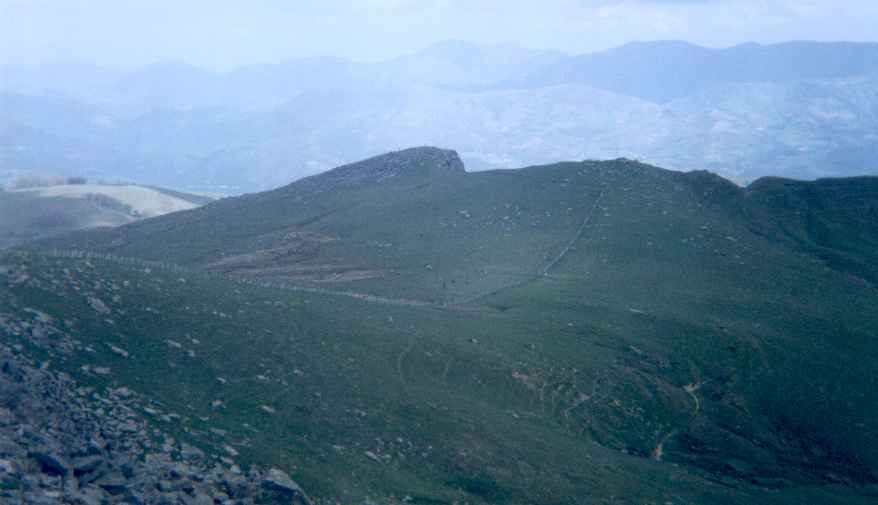 Collado donde convergen la GR11 y la GR12 desde la cima de Artzal.