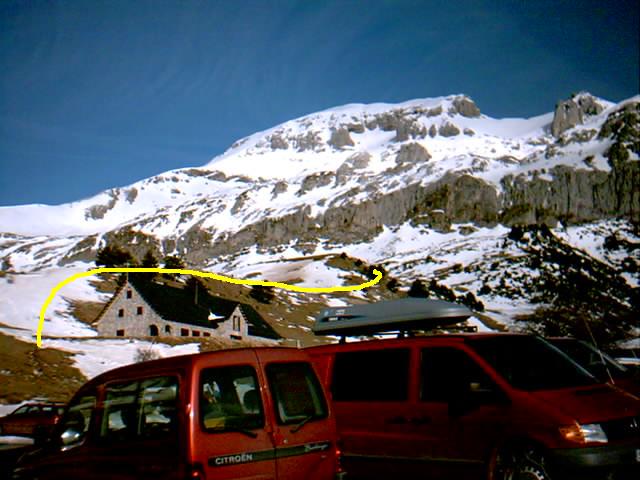 Refugio de Lizara con el Bisaur�n al fondo.