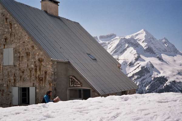 Refugio de Espugettes y al fondo Taillón y Brecha de Rolando