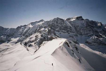 Bajando hacia el Pettit Pimene. Al fondo Monte Perdido y los Astaz�s.